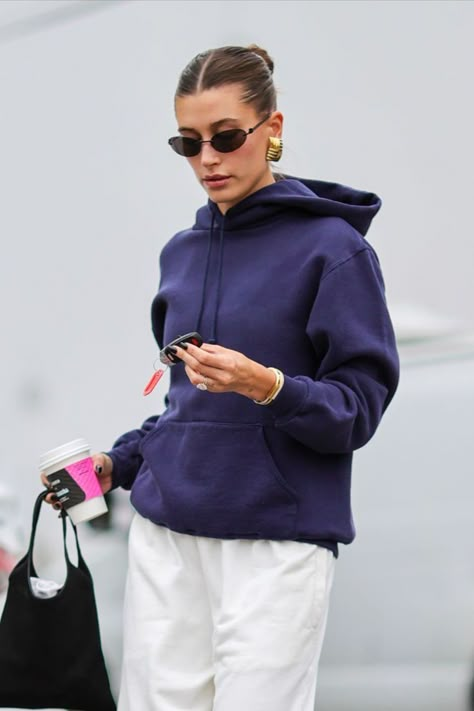 Blue Hoodie Outfit, Dark Blue Hoodie, Hailey Baldwin Street Style, Hailey Bieber Outfits, Hailey Baldwin Style, Royal Outfits, Hoodie Outfit, Blue Hoodie, Sporty Outfits