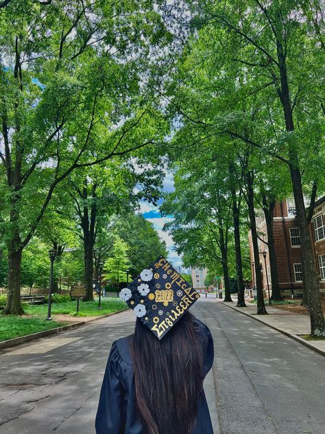 Grad cap decorated with flowers and gears. It says chemical engineer. Engineering Graduation Cap, Engineering Graduation, Grad Fits, College Grad Cap Ideas, Grad Cap Ideas, Graduation Cap Decoration, Cap Ideas, Graduation Caps, Chemical Engineering