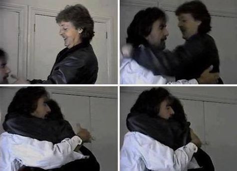 Paul McCartney & George Harrison George Harrison Art, Beatles George Harrison, Unusual Pictures, Beatles Love, Lennon And Mccartney, Beatles Photos, Beatles Pictures, Greatest Rock Bands, What Makes You Beautiful