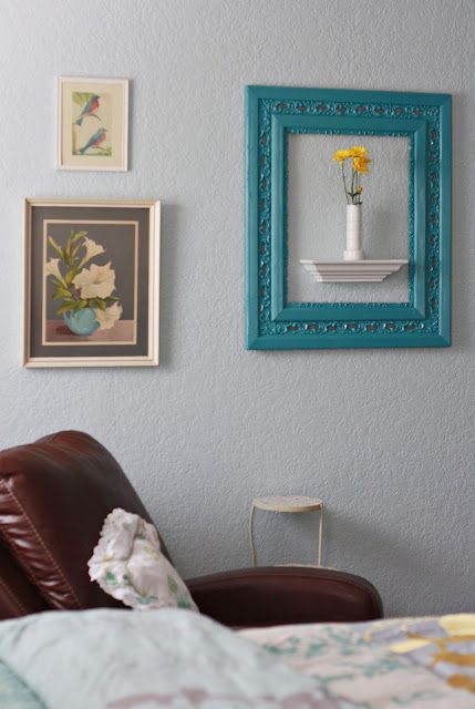 Cool frame idea...empty frame with shelf in it. Empty Frames Decor, Empty Picture Frames, Empty Frame, Picture Frame Crafts, Empty Frames, Old Picture Frames, Frame Shelf, Room Redo, Frame Crafts