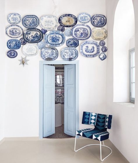 Chinoiserie Kitchen, Chinoiserie Blue, Chinoiserie Decorating, Creative Interior Design, Blue White Decor, Plate Decor, Amazing Decor, White Plate, Hanging Plates