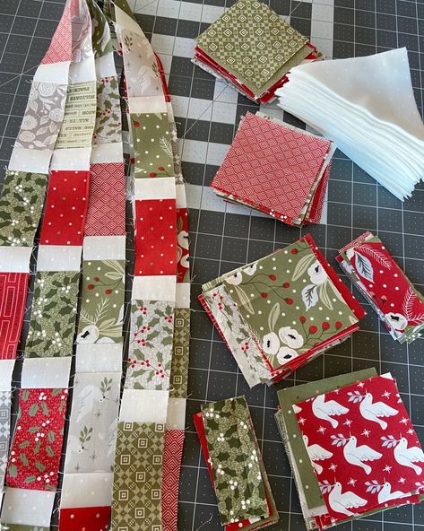 Journeys quilt pattern is ready! – Carried Away Quilting Easy Christmas Quilt Patterns, Easy Christmas Quilt, Quilt Patterns For Beginners, Christmas Quilting Projects, Fat Quarter Quilt Pattern, Christmas Quilt Blocks, Charm Pack Quilt, Christmas Patchwork, Christmas Quilt Patterns