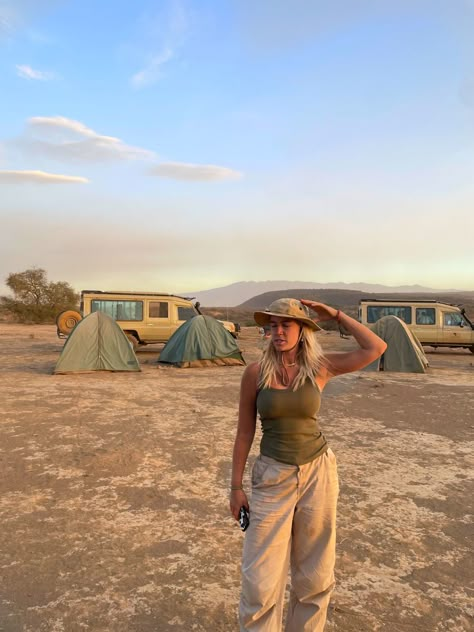 Outfits For Kenya, Namibia Travel Outfit, Safari Outfit Inspo Women, Safari Trip Outfit Ideas, Sri Lanka Aesthetic Outfit, South Africa Safari Outfit, Africa Safari Outfits, Jungle Safari Outfit Women, Sri Lanka Outfit Ideas