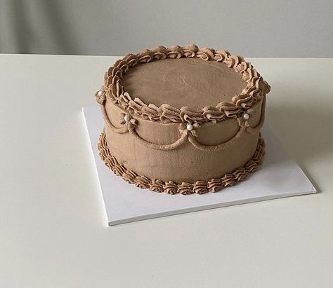 Light Brown Cake Aesthetic, Tan Cake Ideas, Aesthetic Cake Designs Chocolate, Aesthetic Cake Chocolate, Beige Cake Aesthetic, Chocolate Vintage Cake, Brown Vintage Cake, Brown Cake Aesthetic, Brown Cake Design