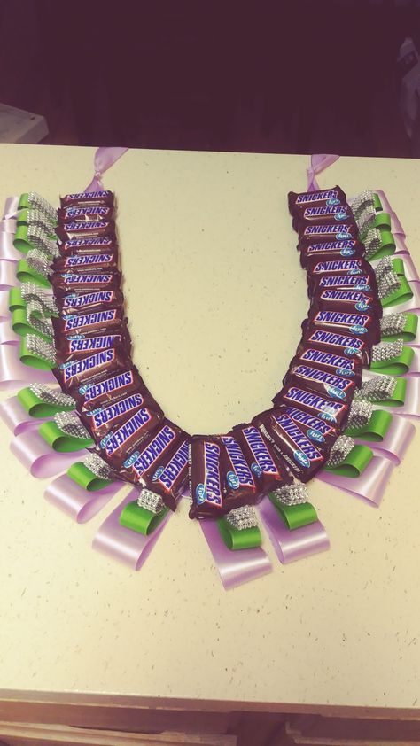 Lolly Leis Graduation Gifts, Graduation Necklace Candy, Lolly Lei, Edible Necklace, Candy Lei Diy, Lolly Necklace, Ribbon Graduation, Grad Leis, Graduation Leis Diy Ribbons