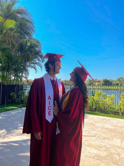 Grad Poses With Boyfriend, Boyfriend And Girlfriend Graduation Pics, Grad Photos Couple, Wisuda Photoshoot, Graduation Couple, Gown Poses, Couple Graduation Pictures, Couple Graduation, Couple Post