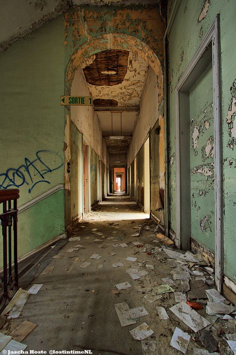 Abandoned Hospital, Belgium.. Abandoned Hallway, Hospital Hallway, Abandoned Schools, Abandoned Locations, Vintage Places, Abandoned Hotels, Abandoned Hospital, Horror Novel, Abandoned Buildings