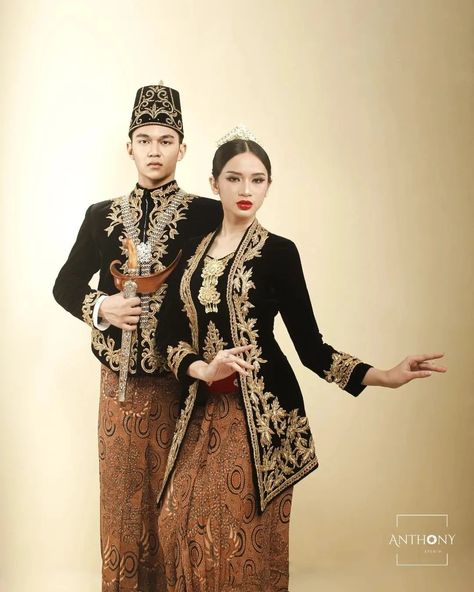 Baju adat Jawa. Pakaian tradisional Indonesia. Javanese traditional clothes. Cr/instagram: mistermissgrandtourism.id #culture #budaya #busana #batik #kebaya #attire #outfit #asia #costume Indonesia Traditional Clothes, Indonesian Kebaya, Indonesia Traditional, Kebaya Modern Dress, Adat Jawa, Myanmar Clothes, Batik Kebaya, Fashion Traditional, Traditional Clothes