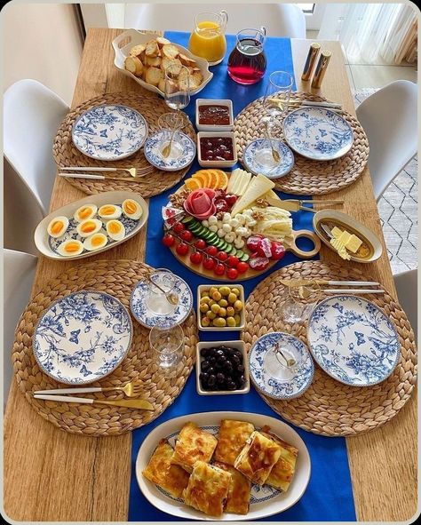 Breakfast Serving Ideas, Breakfast Presentation, Food Display Table, Romantic Breakfast, Food Set Up, Breakfast Quiche Recipes, Turkish Breakfast, Breakfast Platter, Catering Ideas Food