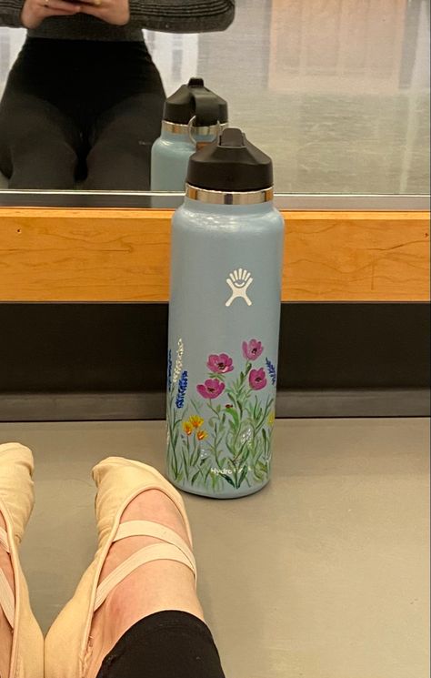 Painted Water Bottle Flowers, Hydro Flask Design, Paint On Hydroflask, Water Bottle Painting Ideas Flowers, Water Bottle With Stickers Aesthetic, Diy Water Bottle Design, Water Bottle Design Paint, Water Bottle Design Ideas Inspiration, Painting Hydro Flask Ideas