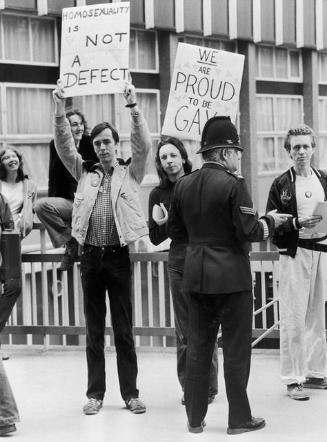 vintage everyday: Photos From The 70s Gay Rights Protests Photos From The 70s, Kida Disney, Gay Rights Movement, Everyday Photos, Gay History, Lgbt History, Gay Rights, Inspiring Photos, Protest Signs