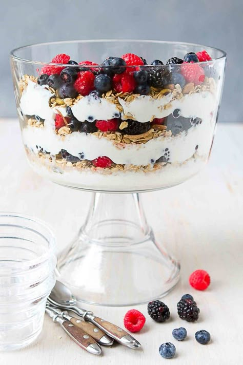 Parfait Trifle, Breakfast Ideas For A Crowd, Berry Yogurt Parfait, Brunch Ideas For A Crowd, Breakfast Yogurt Parfait, Make Ahead Brunch Recipes, Fruit And Yogurt Parfait, Food Easter, Make Ahead Brunch