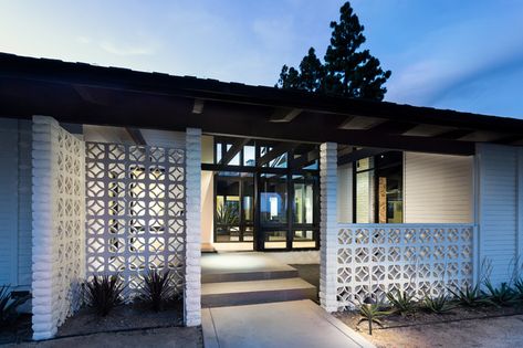 breeze block wall front patio - Google Search Decorative Concrete Blocks, Roster Beton, Breeze Block Wall, Screen Block, Breeze Blocks, Concrete Fireplace, Enclosed Patio, Stucco Walls, Privacy Walls