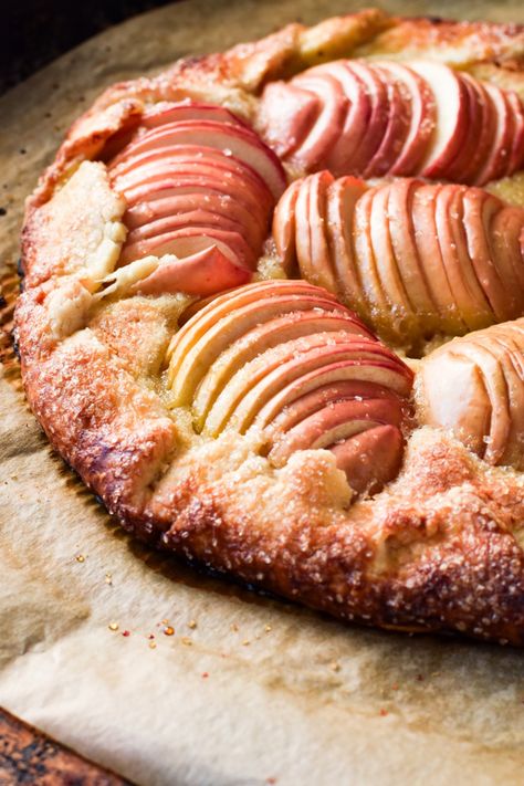 This Frangipane Apple Galette is super flaky with deliciously sweet apples baked into an almond rich pastry cream. % Apple Frangipane Galette, Single Pie Crust Recipe, Frangipane Galette, Apple Frangipane, Fall Pies, Sweet Apples, Apple Galette, Classic Apple Pie, Gala Apples