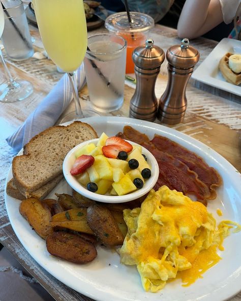 Makeup, Coffee, Mimosas & Brunch - Happy Saturday #makeup #coffee #mimosas #brunch #weekend #enjoy Mimosas Brunch, Mimosa Brunch, Beverages Recipes, Instagram Makeup, March 30, Happy Saturday, Mimosa, Delicious Food, Over 40