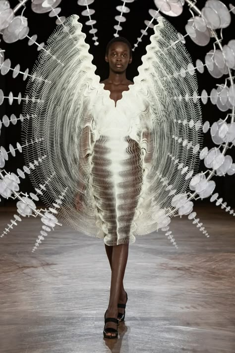 Iris Van Herpen: Fall 2019 - The New York Times Iris Herpen, Iris Van Herpen Couture, 2019 Couture, Western Outfits Men, Collection Couture, Chanel Cruise, Iris Van Herpen, Moda Paris, Gareth Pugh