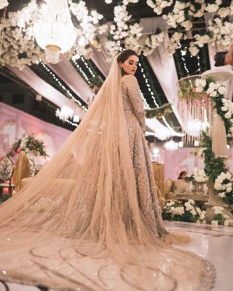 Minal Khan Wedding Pics, Minal Khan Wedding, Bridal Mehndi Dresses, Minal Khan, Pakistani Bridal Dress, Indian Wedding Poses, Nikah Dress, Walima Dress, Red Bridal Dress