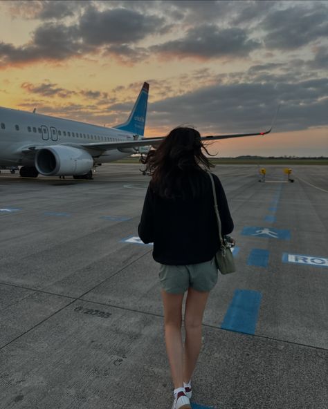 airport core 🛫🌅 (ft the cutest lady in the last video hahaha) #airport #airportdiaries #airportlife #airportstyle #airportfashion #airportoutfit #airportlook #airportaesthetic Plane Fits, Airport Poses, Airport Selfie, Airport Pics, Airport Vibes, Airport Fit, Air Port Outfit, Travel Aesthetics, Airport Pictures