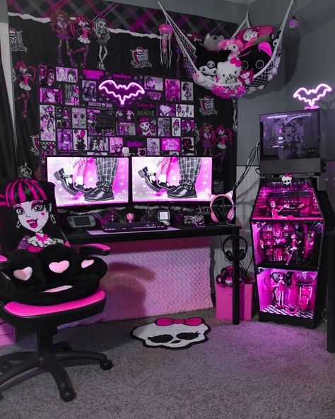 Juicy Couture Bedroom Comforter Sets, Pink Goth Gaming Setup, Pastel Goth Gaming Setup, Gothic Gaming Setup, Goth Gaming Setup, Pink Goth Room, Pastel Goth Room, Monster High Bedroom, Monster High Room