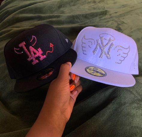 Customized Fitted Hats, Fitted Hats Design Ideas, Cute Streetwear Hats, Custom Fitted Hats Pink, Customizable Streetwear Cap, Fashion Outfits Trendy, Pink Streetwear Hats, Fitted Outfits, Aesthetic Hats