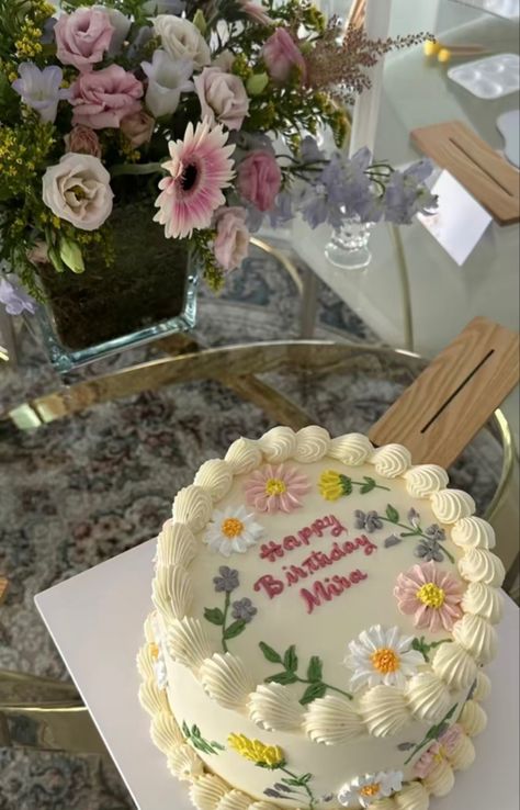 Cute Birthday Cakes Aesthetic Blue, Birthday Cake Floral Design, 18th Cakes Birthday, Floral 18th Birthday Cake, Aesthetic Flower Birthday Cake, Birthday Cakes 22 Years Old, Spring Bday Cake, Pretty Floral Cakes, Wildflower Theme Cake