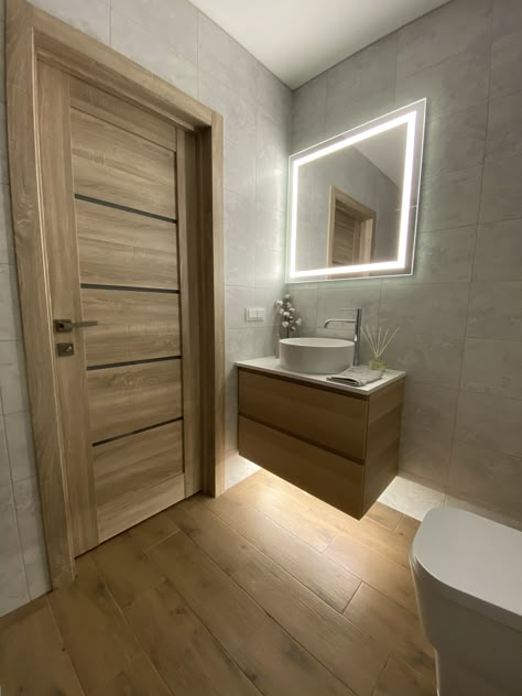 Ikea Bathroom Wood, Texture Bathroom, Bathroom Inspo Interior Design, Design Interior Baie, Wood Floor Bathroom, Bathroom Cabinets Designs, Modern Small Bathrooms, Sophisticated Bathroom, Washbasin Design