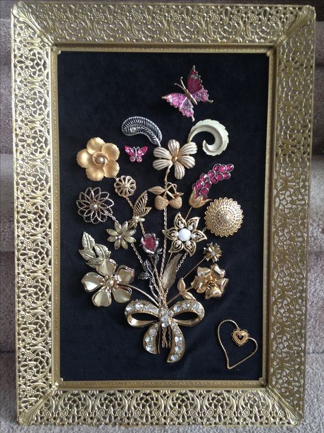 Jewelry flowers on velvet framed by an old mirror frame. The crafty artisan Judith Cary. Jewel Bouquet, Brooch Display, Brooch Design, Old Jewelry Crafts, Jewel Frames, Jewelry Flowers, Costume Jewelry Crafts, Jewelry Repurposed, Framed Jewelry