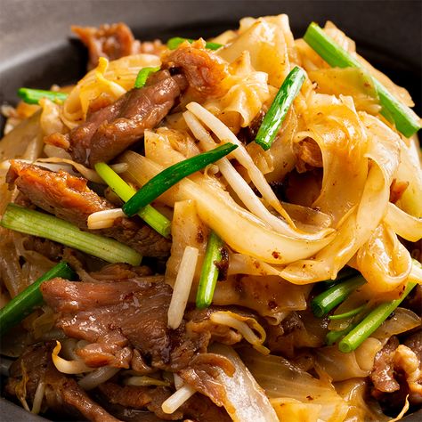 Cantonese Beef, Chow Fun Noodles, Beef Chow Fun, Chow Fun, Marion Grasby, Marion's Kitchen, Wok Cooking, Noodle Recipe, Beef And Noodles