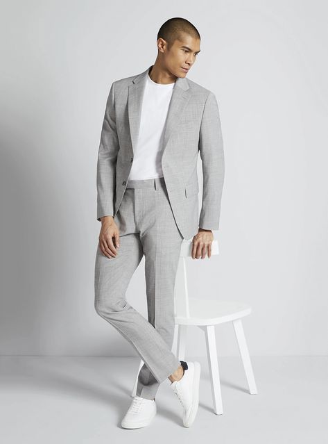 A chic, relaxed ensemble with a light grey suit paired with a white T-shirt and sneakers. A perfect blend of elegance and casual comfort, ideal for maintaining a fashionable yet effortless look. Light Grey Suit Men, Grey Mens Suit, Prom Outfits For Guys, Light Grey Suit, Casual Suits Men, Suits And Sneakers, Grey Suit Men, Light Grey Suits, Grey Suit Jacket