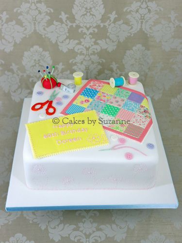 all edible - sugar patchwork quilt, pincushion and pins, spools, scissors, buttons, needle and thread Patchwork Cakes Ideas, Crochet Cakes, Quilt Cake, Patchwork Cake, 70th Cake, Sewing Cake, Quilted Cake, 90 Birthday, Homemade Fondant