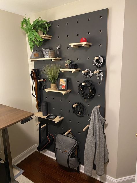 Peg Board Walls, Diy Garage Work Bench, Gear Room, Peg Wall, Diy Garage Storage Cabinets, Mens Bedroom Decor, Drukarka 3d, Seni Dan Kraf, Diy Garage Storage