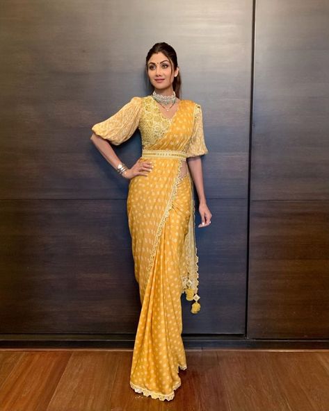 Looks To Steal From Ganesh Chaturthi Celebration Of Bollywood Celebs #shaadiwish #weddings #weddingoutfits #outfitideas #bollywoodceleb #saree #sareetrends #shilpashettykundra #ganeshchaturthi Punit Balana, Saree Wearing, Saree Wearing Styles, Saree Draping Styles, Bollywood Party, Shilpa Shetty, Modern Saree, Indian Saree Blouses Designs, Saree Blouse Patterns