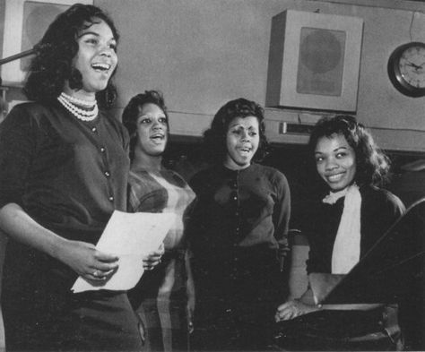 Shirelles_01 Beautiful Carole King Musical, The Shirelles, Ronnie Spector, Rock History, 60s Music, Carole King, Early 60s, Beautiful Photoshoot, Civil Rights Movement