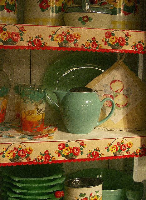 Granny Kitchen Ideas, Grannys Kitchen, Granny Kitchen, Shelf Trim, 1940s Kitchen, Retro Cottage, Kitchen Shelving, Shelf Paper, Green Roses