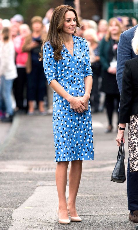 Kate Middleton's 10 Best Style Moments as a Royal - Dress Like A Duchess International Nurses Day, Düşes Kate, Sheer Maxi Skirt, Princess Katherine, Ivory Lace Dress, Royal Clothing, Princess Kate Middleton, Royal Dresses, Nurses Day