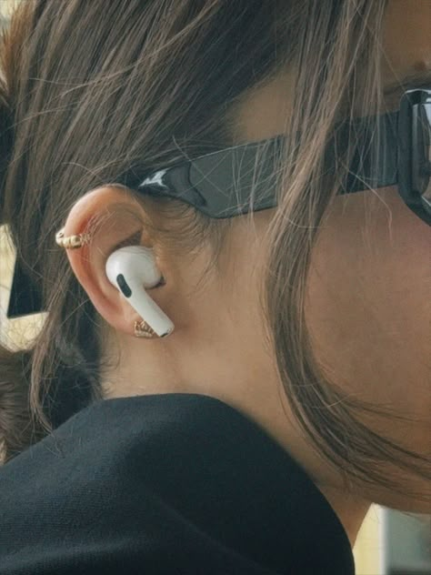 Airpods In Ear, Air Bud, Headphones Aesthetic, Airpods Apple, Tech Aesthetic, Apple Airpods 2, Bluetooth Earbuds Wireless, Cool Tech Gadgets, Air Pods