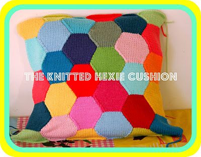 hexie cushion Hexagon Cushion, Hexagon Pillow, Hexie Patterns, Cushion Tutorial, Cushion Cover Pattern, Knitted Cushions, Crochet Hexagon, Knitted Wit, Hexagon Pattern