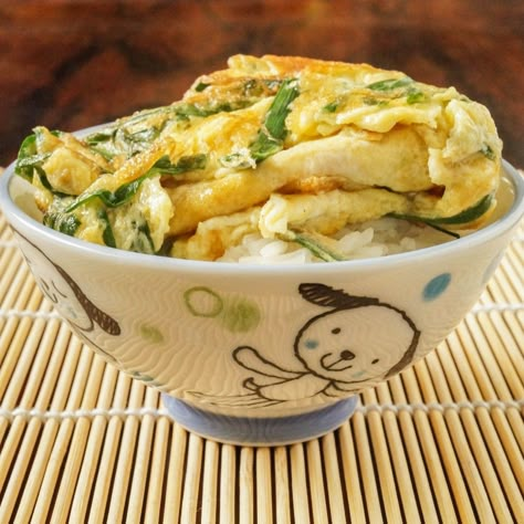 Dinner Recipes Japanese, Japanese Eggs, Japanese Rice Dishes, Rice Asian, Japanese Egg, Recipes Japanese, Garlic Chives, Japanese Rice, Japanese Cooking