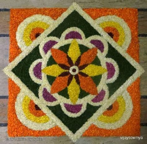 Pookkalam Designs Onam Small Simple, Galicha Rangoli Designs, Onam Rangoli Flower Unique, Athapookkalam Designs Simple, Square Flower Rangoli, Rangoli Designs With Flowers Petals, Flower Rangoli For Onam, Simple Flower Rangoli Diwali, Rangoli Using Flowers