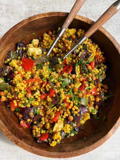 Pearl Couscous with Roasted Vegetables & Chickpeas - Something Nutritious Roasted Vegetable Couscous, Pearl Couscous, Spiced Chickpeas, Couscous Recipes, Chickpea Recipes, Canned Chickpeas, Roasted Veggies, Couscous, Roasted Vegetables