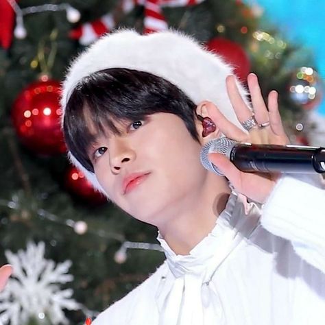 Kpop Christmas Icons Stray Kids, Straykids Christmas Icons, Seungmin Straykids, Merry Happy, Christmas Icons, Stray Kids Seungmin, Christmas Aesthetic, Beautiful Smile, Cute Icons