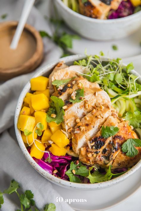 This Whole30 Thai chicken zoodle bowl with "peanut" sauce is light yet filling, refreshing and full of flavor. Perfect for spring and summer! Low carb and paleo, this Whole03 Thai chicken zoodle bowl has a rich "peanut" sauce (that's peanut-free, of course!), marinaded chicken, fresh mango, crunchy red cabbage, and refreshing zoodles. The ultimate Whole30 zoodle bowl! #whole30 #whole30recipes #thai #keto #lowcarb #zoodles Thai Bowls, Whole30 Thai, Zoodle Bowl, Spiralized Recipes, Chicken Zoodle, Postpartum Meals, Turkey Dinners, 40 Aprons, Chicken Fresh