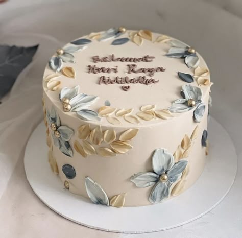 Aesthetic Birthday Cake For Mom, Elegant Mini Cakes, Birthday Cakes For Mom Elegant, Simple Pretty Cakes Birthday, Textured Cake Design, Cake Ideas For Women Birthday Creative, Tortas Aesthetic 15, Elegant Cake Designs Birthday, Cake Simple Aesthetic