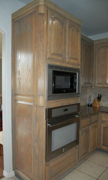 My oak kitchen cabinets were the original color of brown and looked really dated. I know that white is a big color for cabinets these days, but I just couldn't bring myself to paint the oak cabinets. I like white cabinets, but I know from our lakehouse reno that they are more work to keep clean. Every single spec of food and dirt shows up...Here are the before photos:   Step 1 ~ Design and PlanningLight is also an issue in my kitchen, I needed a brighter/lighter look.&nb… Refinish Oak Cabinets, Refinishing Oak Cabinets, Updating Oak Cabinets, Refinish Wood Furniture, Distressed Kitchen, Honey Oak Cabinets, Budget Kitchen Makeover, Kitchen Cupboards Paint, Cabinet Trim