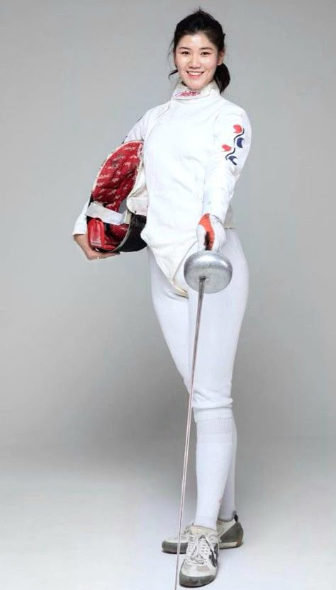 Fencing Outfit Women, Fencing Sport Photography, Fencing Reference, Fencing Poses Reference, Fencing Photoshoot, Fencing Portraits, Fencing Poses, Rapier Fencing, Fencing Illustration