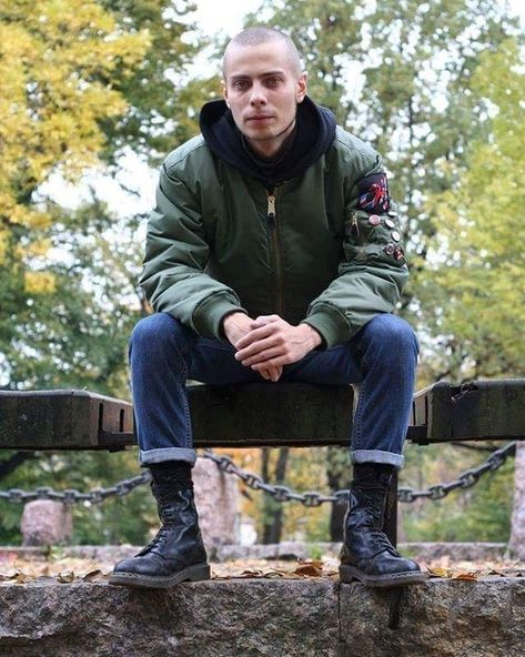 497 Likes, 1 Comments - Skinhead World (@skinheadworld) on Instagram: “#skinhead #drmartens” Vintage Men Outfit, Men In Hoodies, Bald Style, Skinhead Boots, Skinhead Fashion, Nina Hagen, Shaved Head, Doc Martens, Mens Street Style