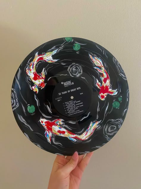 Paint Vinyl Records Diy, Painted Objects Ideas, Hand Painted Vinyl Records, Vinyl Painting Ideas Aesthetic, Paintings On Records, Vinyl Record Art Aesthetic, Painted Vinyl Records Aesthetic, Record Painting Ideas Aesthetic, Painted Vinyl Records Wall Art