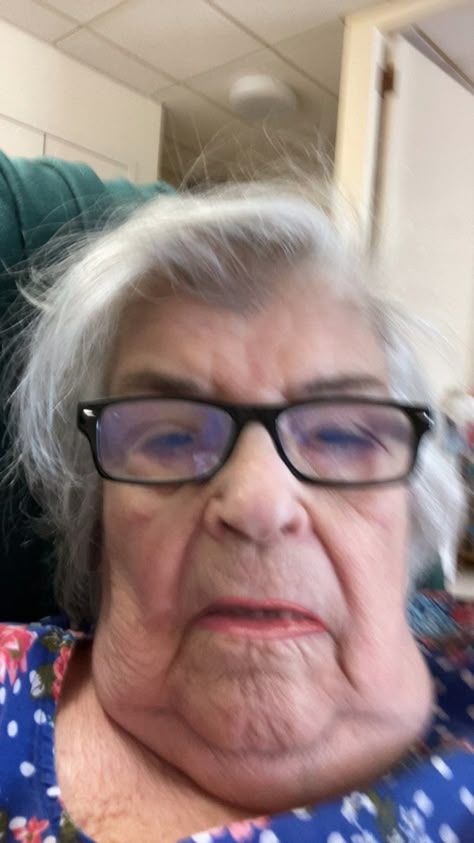 Old Women Picture, Old Lady Pics, Old Grandma, Nerdy Glasses, Female Face Drawing, Old Granny, Women Looking For Men, Grandma Fashion, Random People