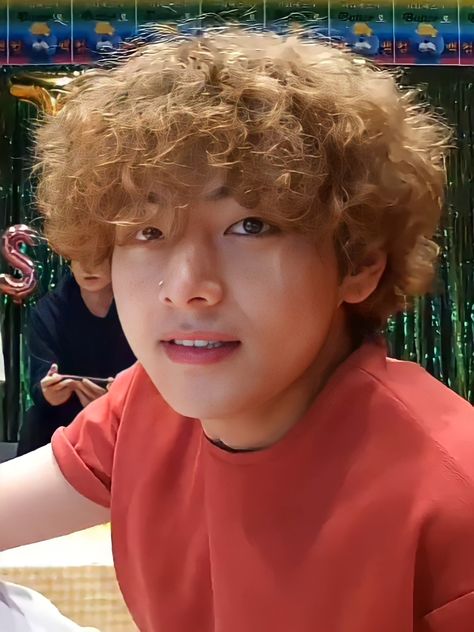 Curly Hair Taehyung, Taehyung Ginger Hair, Taehyung Wavy Hair, Kim Taehyung Curly Hair, Taehyung Curly Hair, Noodle Hair, V Bta, Wavy Hair Men