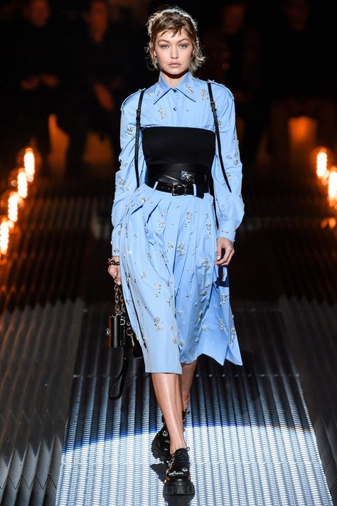 Prada Fall 2019 Menswear collection, runway looks, beauty, models, and reviews. Prada Fashion Show, Prada Women, Prada Fashion, Backstage Runway, Mode Inspo, Inspiration Mode, Looks Style, Autumn Fashion Women, Womens Fashion Trends